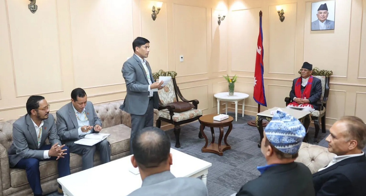 प्रधानमन्त्री पुष्पकमल दाहाल 'प्रचण्ड'सँग म्यानपावर व्यवसायी।